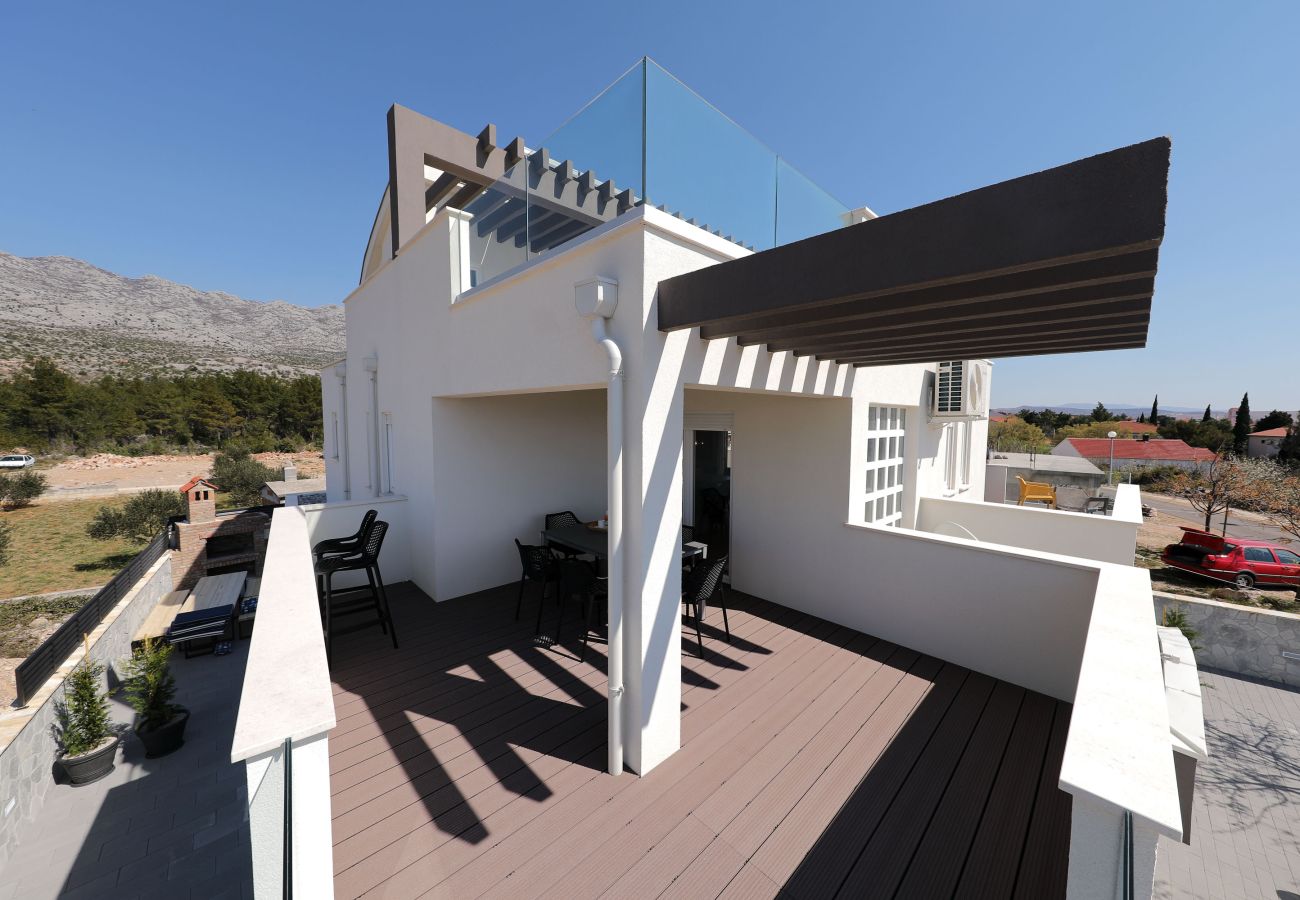 Villa in Starigrad - Villa Jimmy mit beheiztem Pool