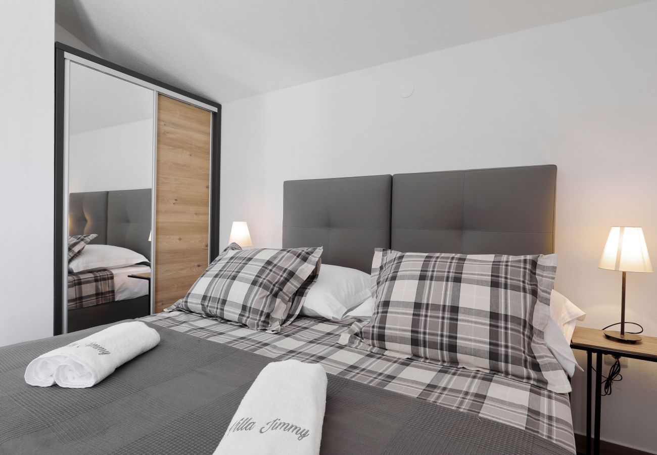 Villa in Starigrad - Villa Jimmy mit beheiztem Pool