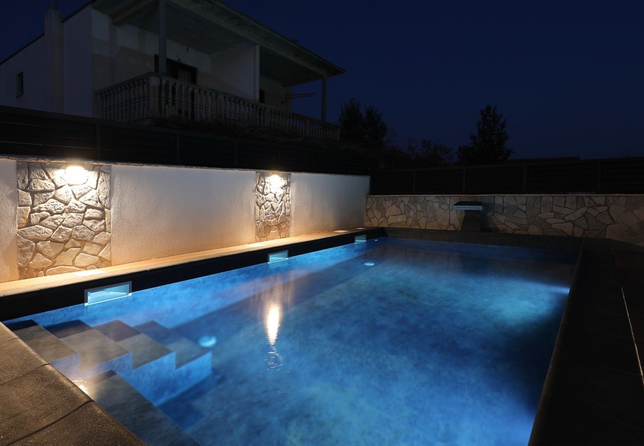 Villa in Starigrad - Villa Jimmy mit beheiztem Pool
