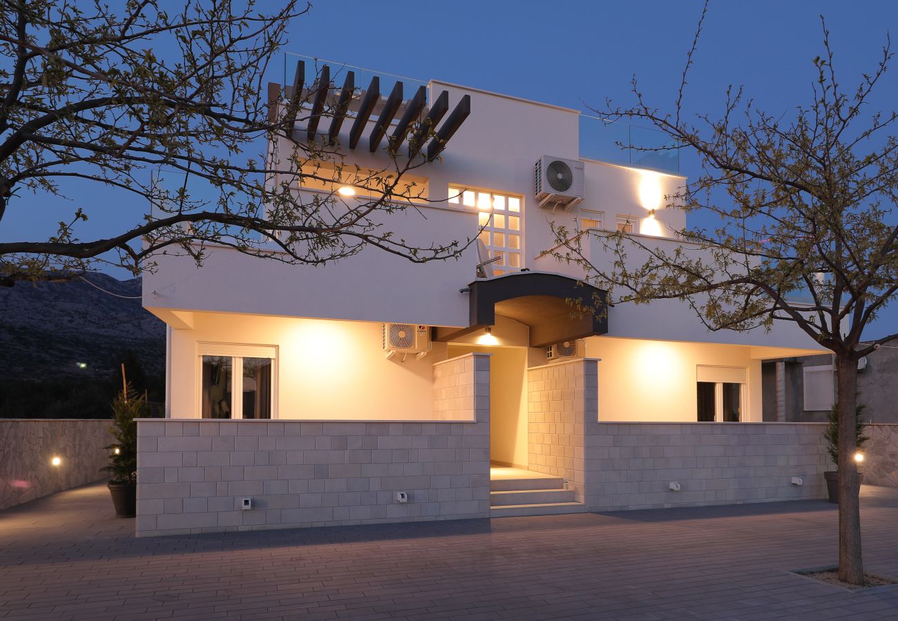 Villa in Starigrad - Villa Jimmy mit beheiztem Pool