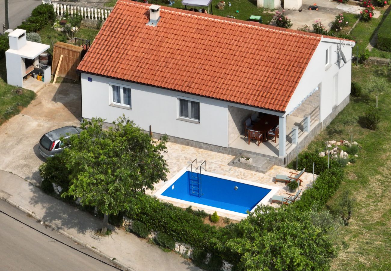 Ferienhaus in Vrsi - Ferienhaus Eda mit Pool