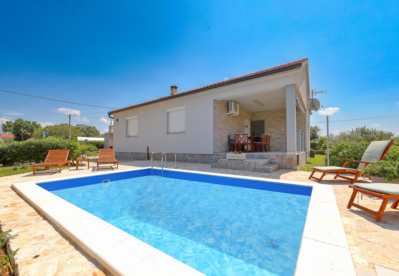Ferienhaus in Vrsi - Ferienhaus Eda mit Pool