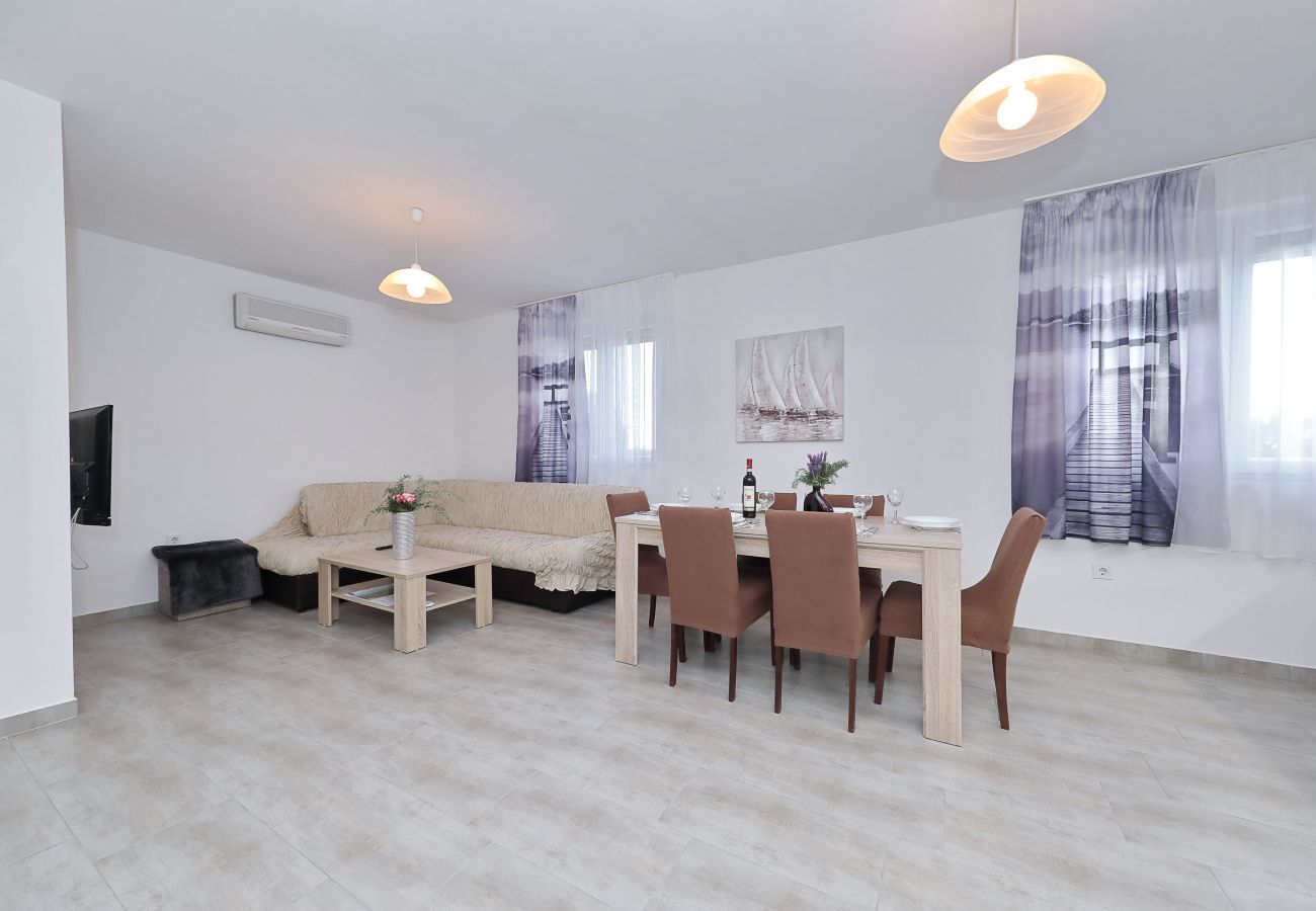 Ferienhaus in Vrsi - Ferienhaus Eda mit Pool