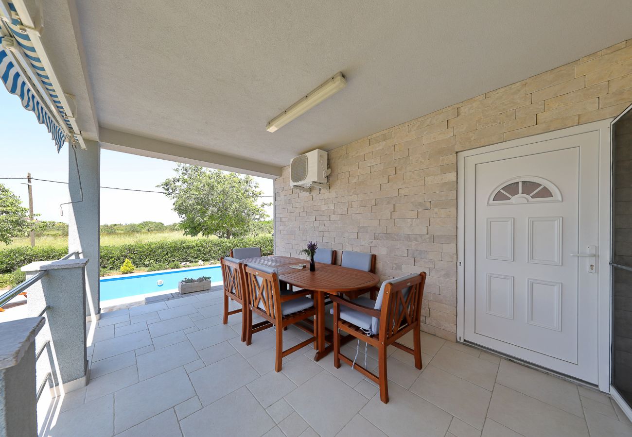 Ferienhaus in Vrsi - Ferienhaus Eda mit Pool