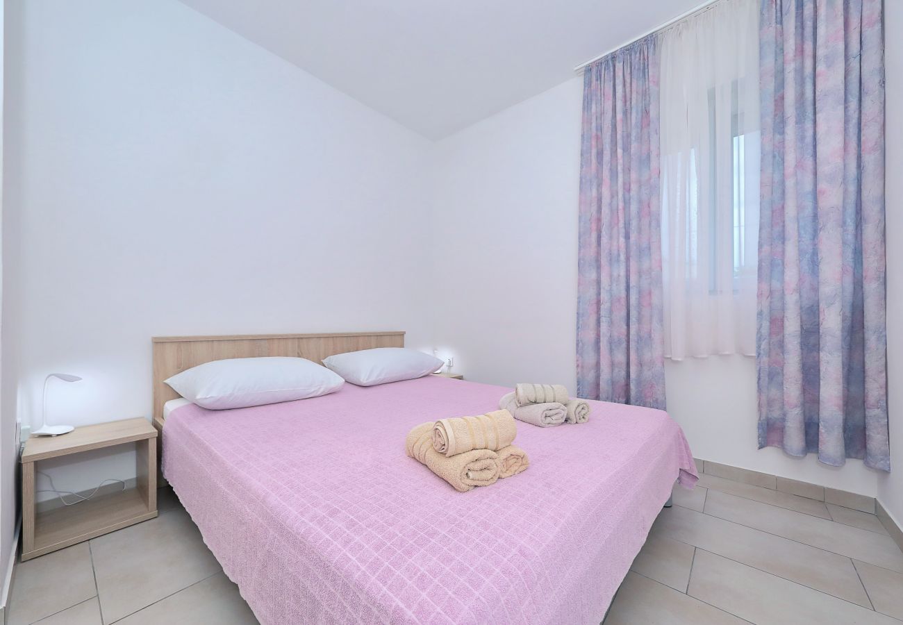 Ferienhaus in Vrsi - Ferienhaus Eda mit Pool