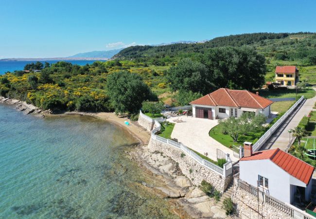 Ferienhaus in Ljubac - Ferienhaus Rose direkt am Meer