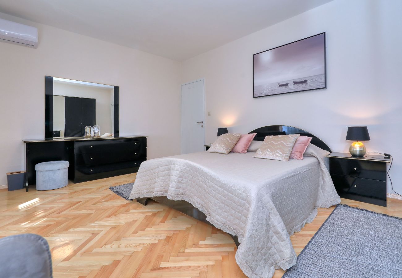 Ferienhaus in Ljubac - Ferienhaus Rose direkt am Meer