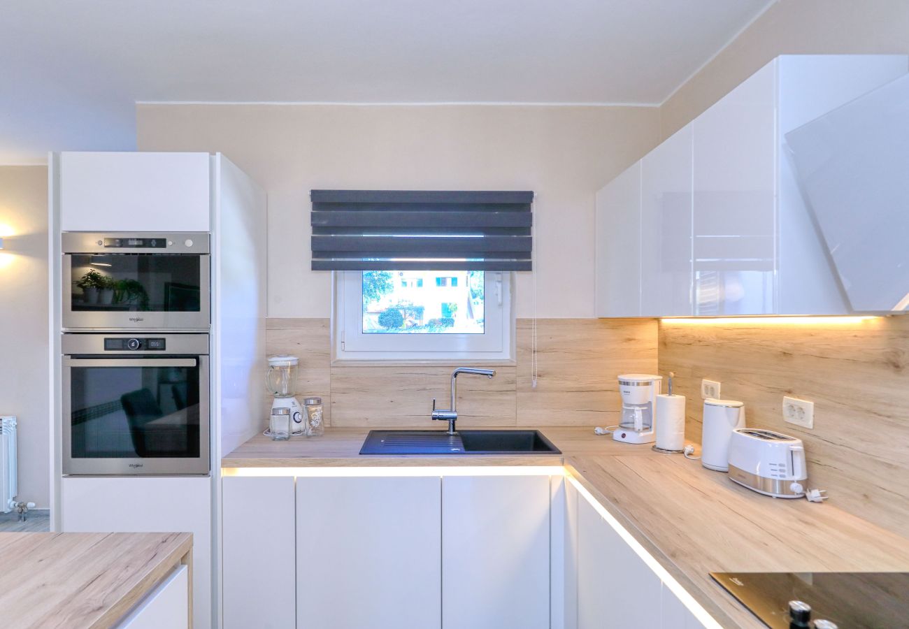 Ferienhaus in Ljubac - Ferienhaus Rose direkt am Meer