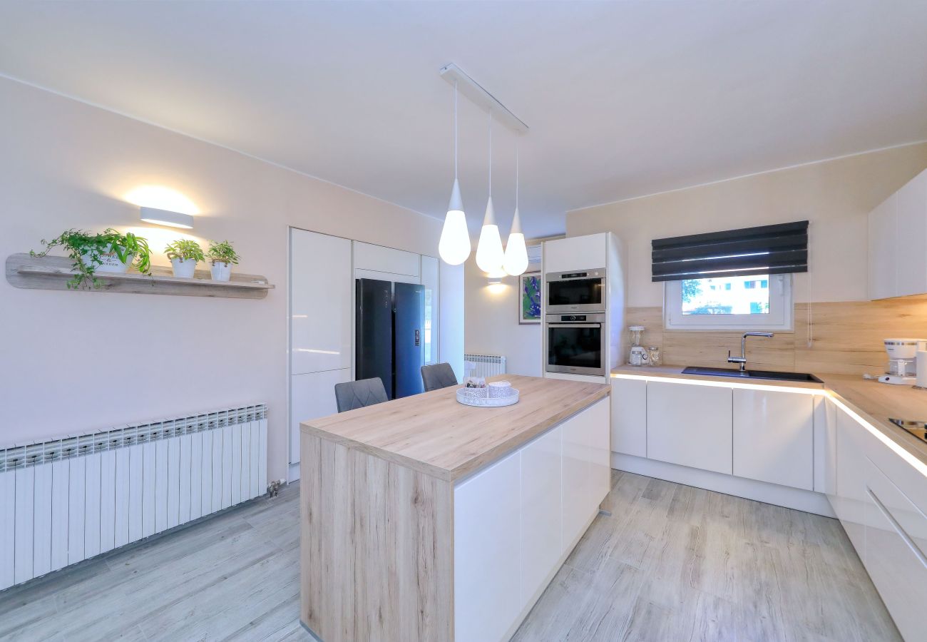 Ferienhaus in Ljubac - Ferienhaus Rose direkt am Meer