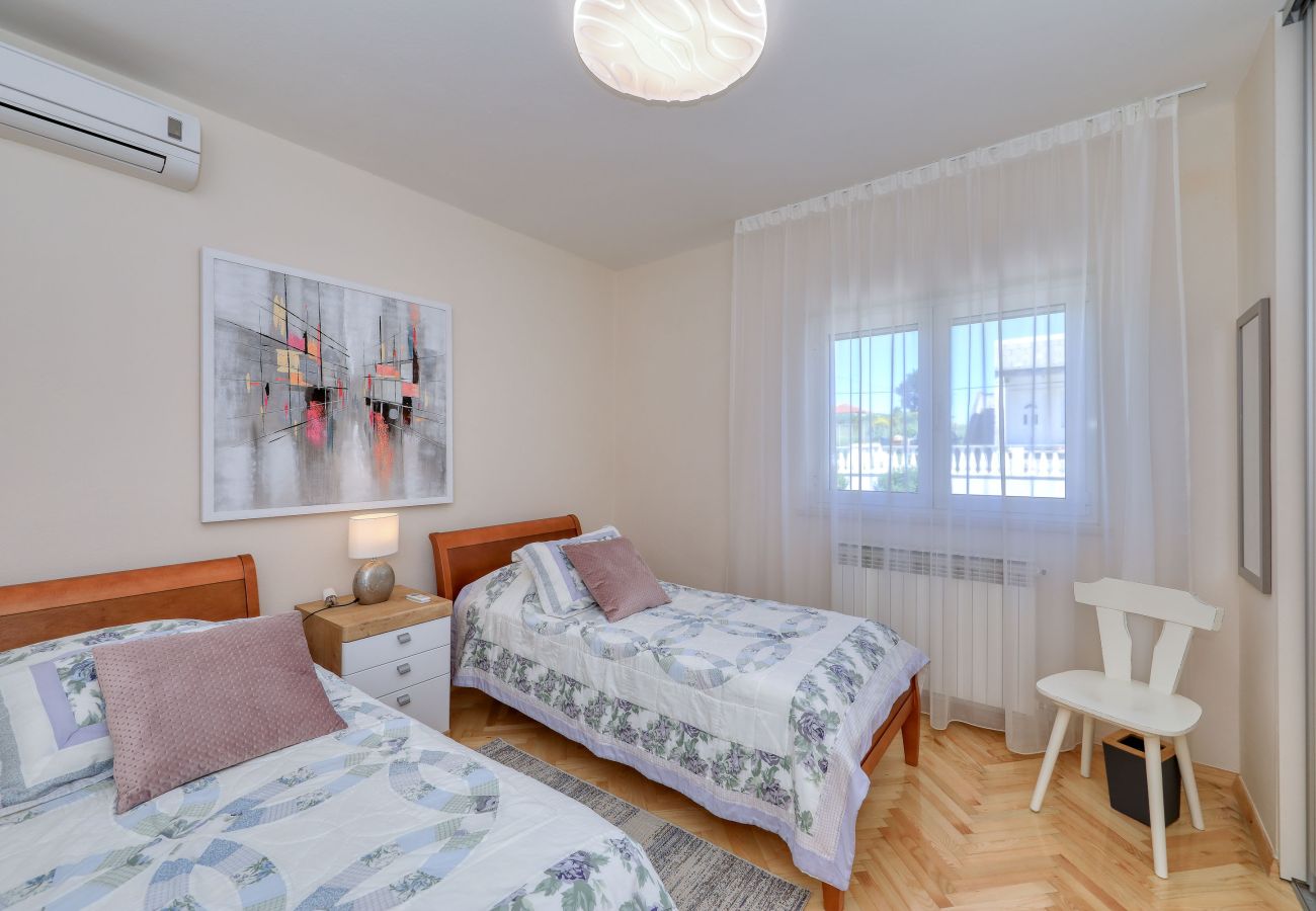 Ferienhaus in Ljubac - Ferienhaus Rose direkt am Meer