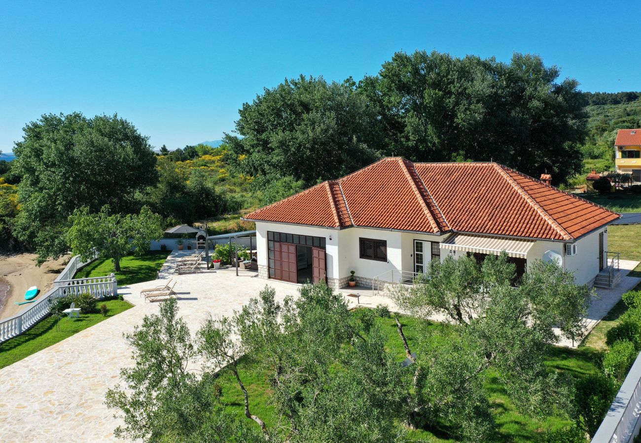 Ferienhaus in Ljubac - Ferienhaus Rose direkt am Meer