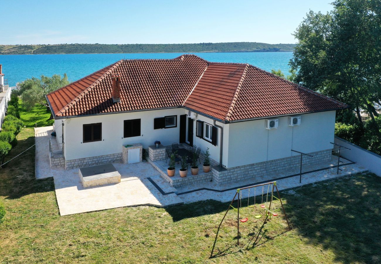 Ferienhaus in Ljubac - Ferienhaus Rose direkt am Meer