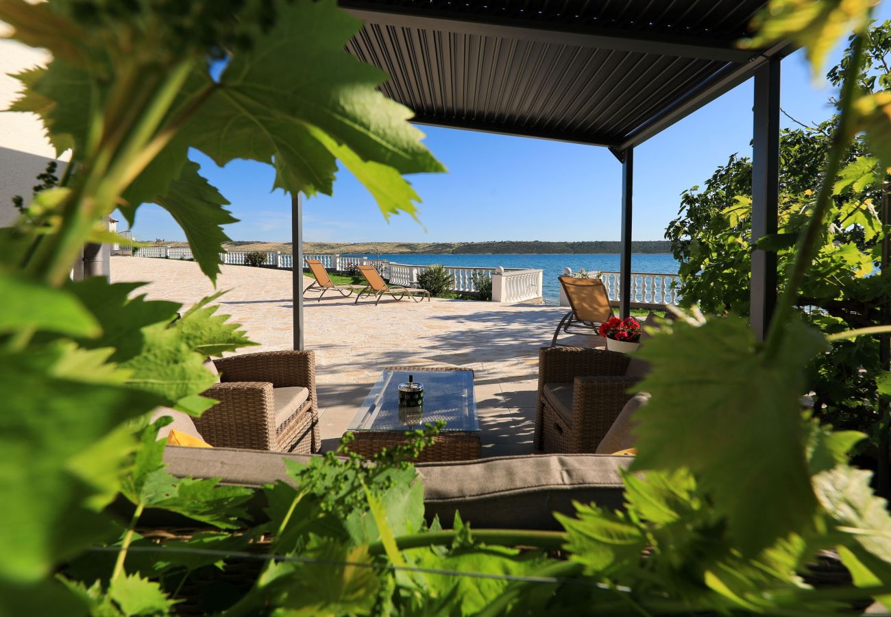 Ferienhaus in Ljubac - Ferienhaus Rose direkt am Meer