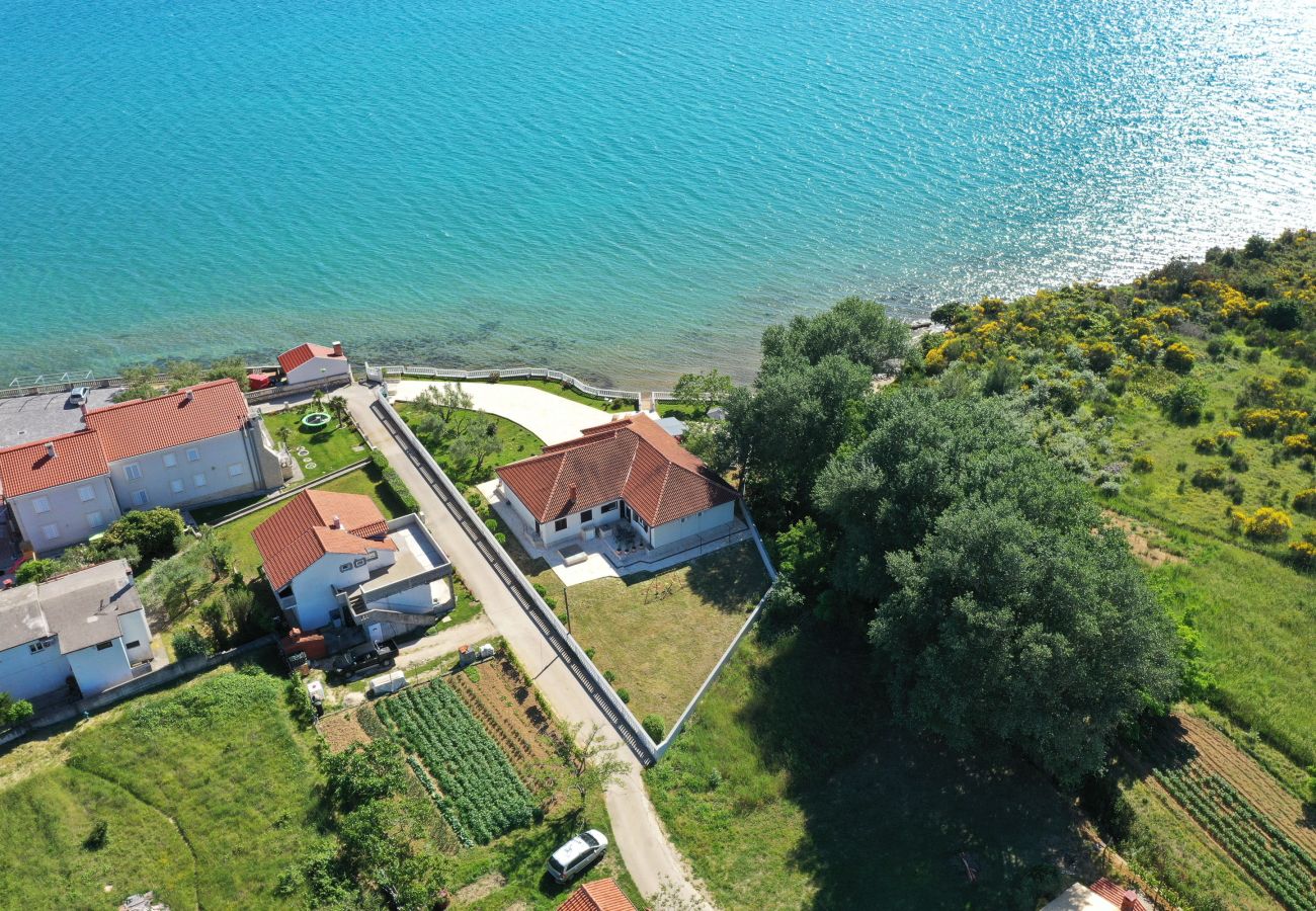 Ferienhaus in Ljubac - Ferienhaus Rose direkt am Meer