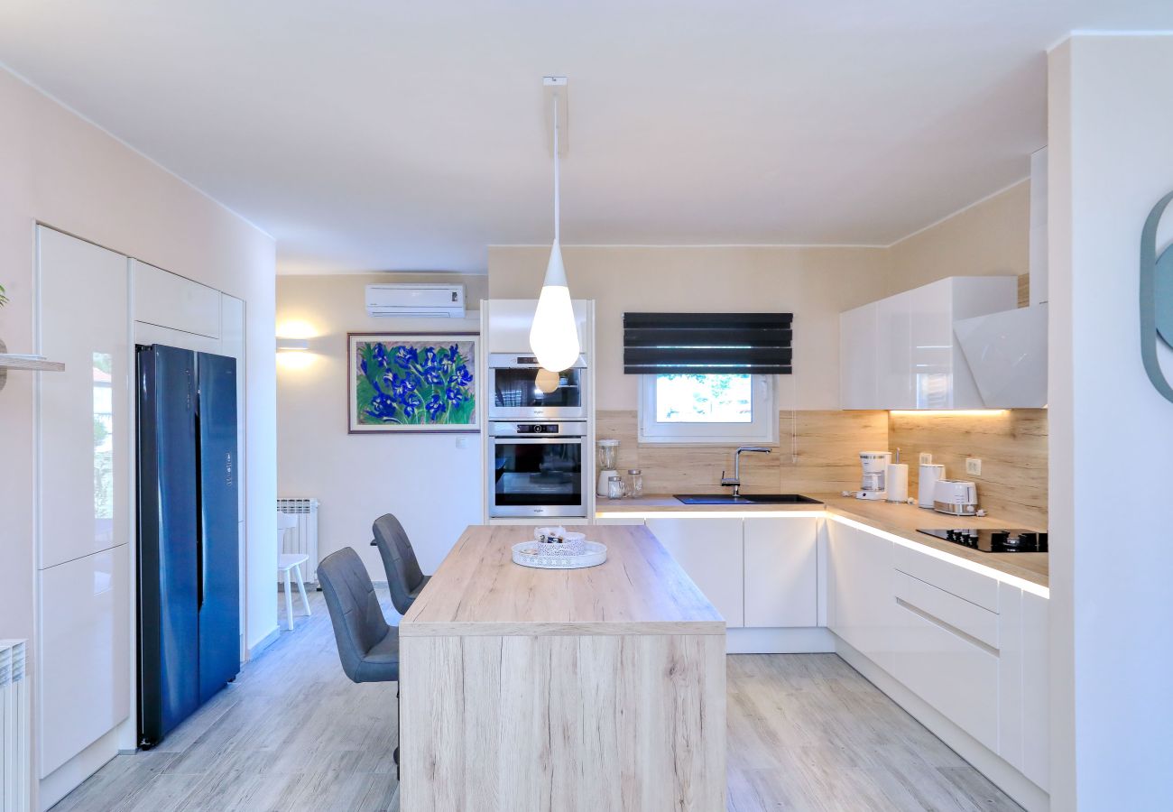Ferienhaus in Ljubac - Ferienhaus Rose direkt am Meer