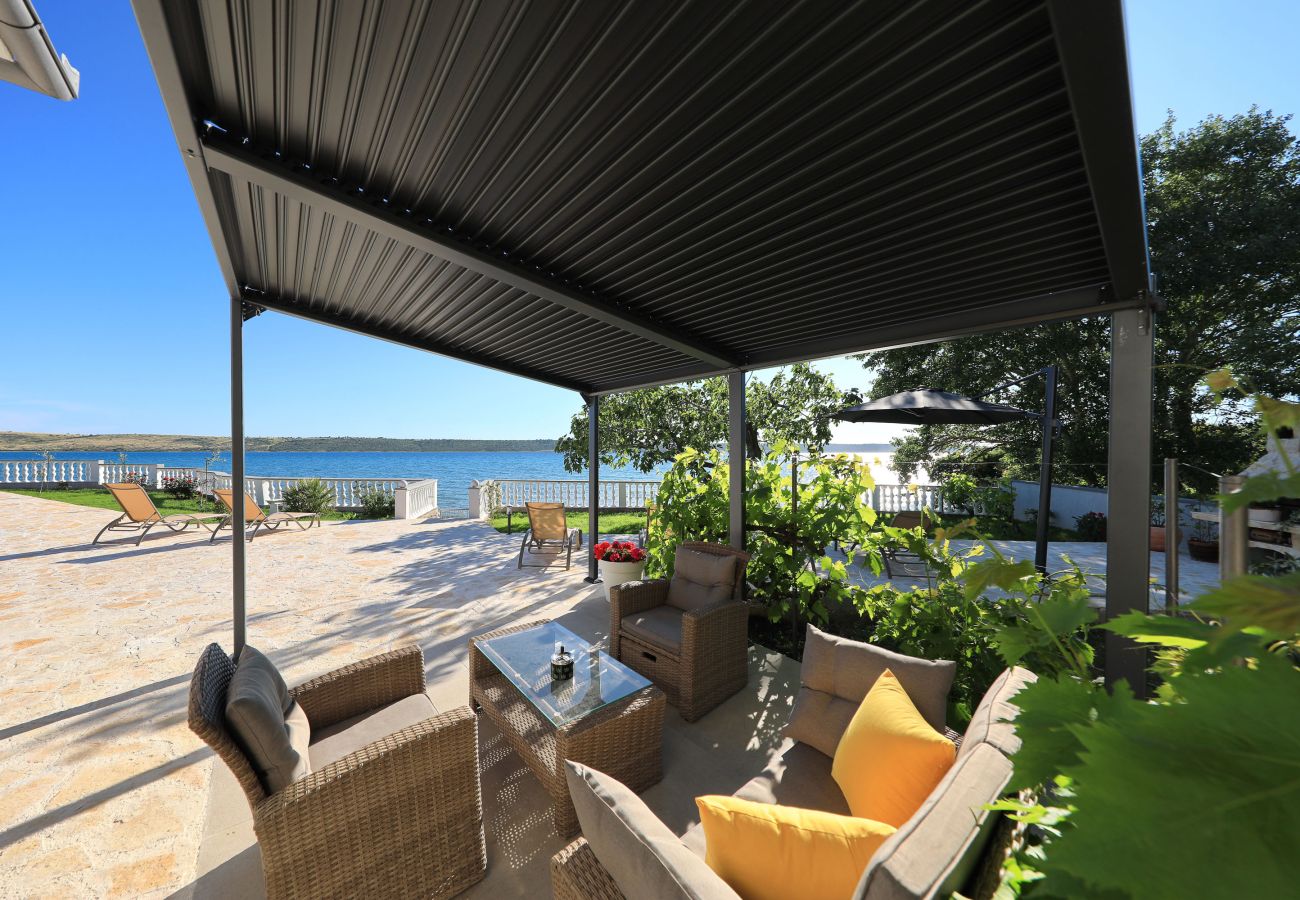 Ferienhaus in Ljubac - Ferienhaus Rose direkt am Meer