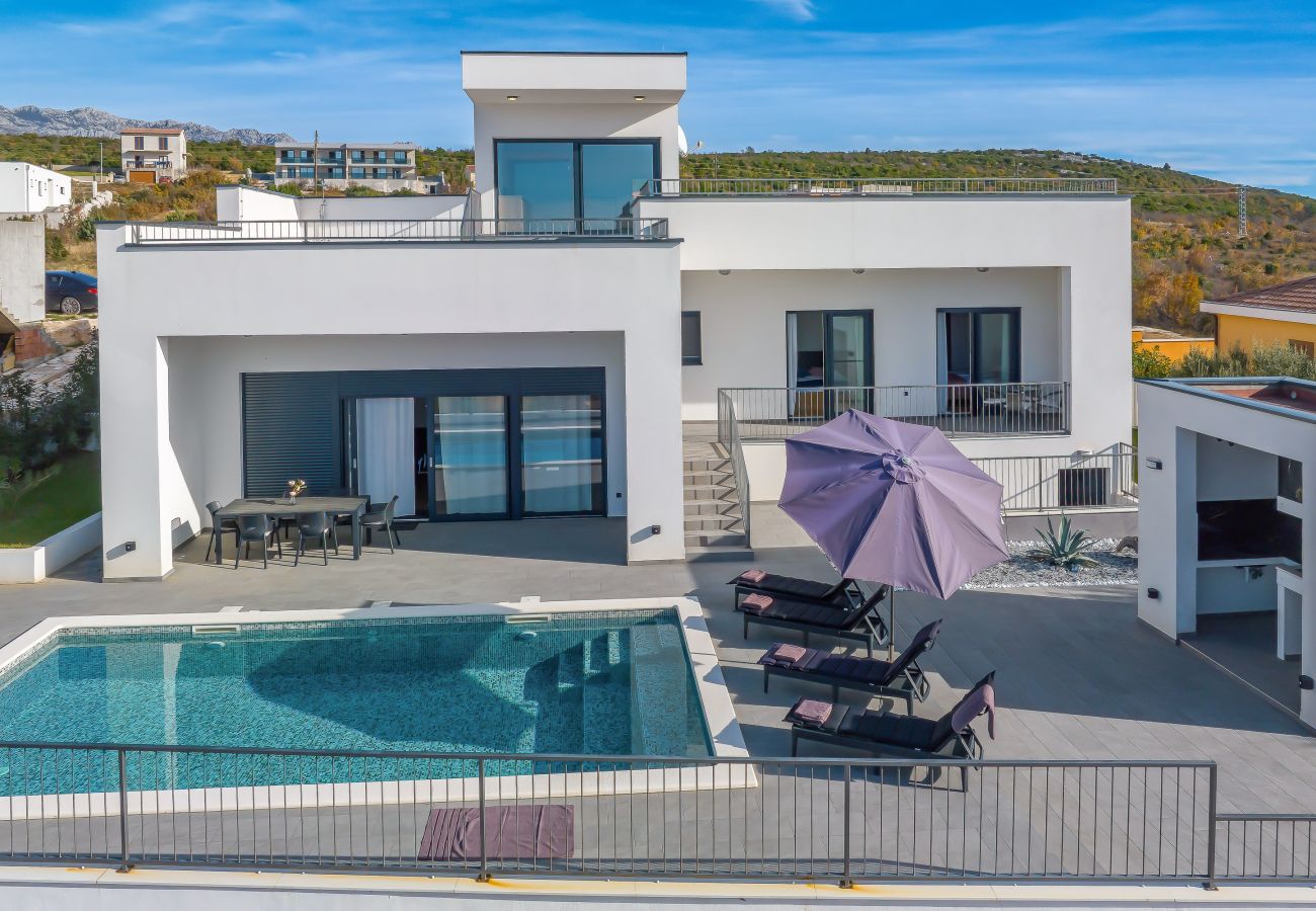 Villa in Maslenica - Villa Flokica mit beheiztem Pool