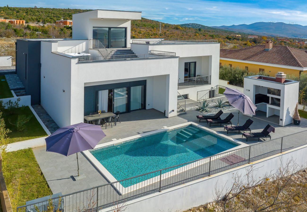 Villa in Maslenica - Villa Flokica mit beheiztem Pool