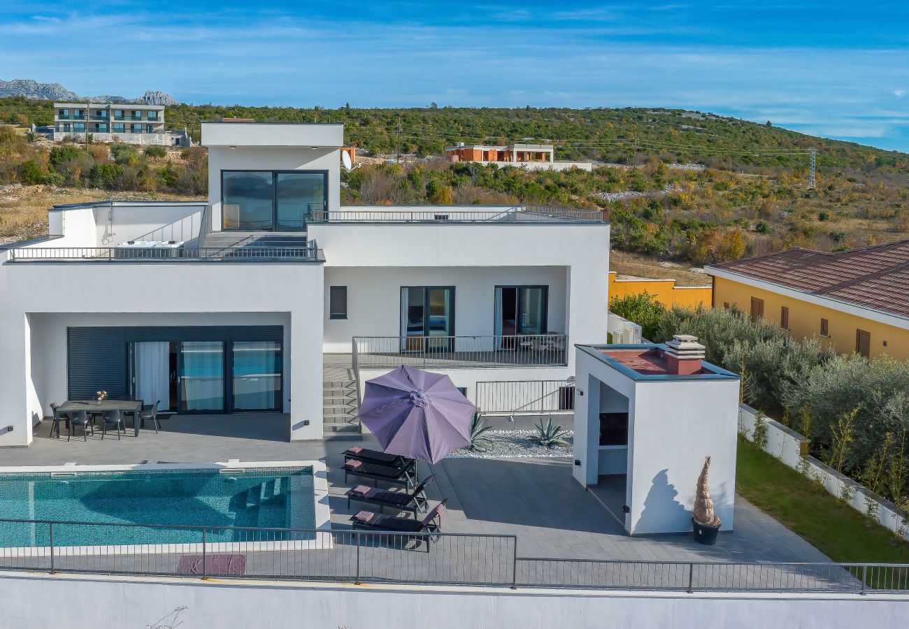 Villa in Maslenica - Villa Flokica mit beheiztem Pool