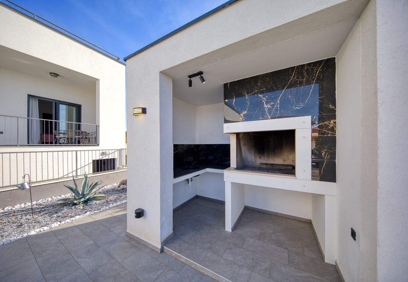 Villa in Maslenica - Villa Flokica mit beheiztem Pool