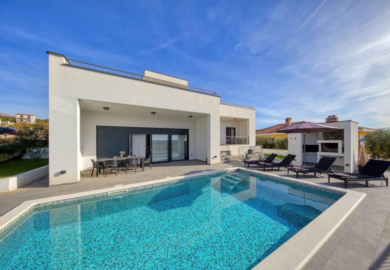 Villa in Maslenica - Villa Flokica mit beheiztem Pool