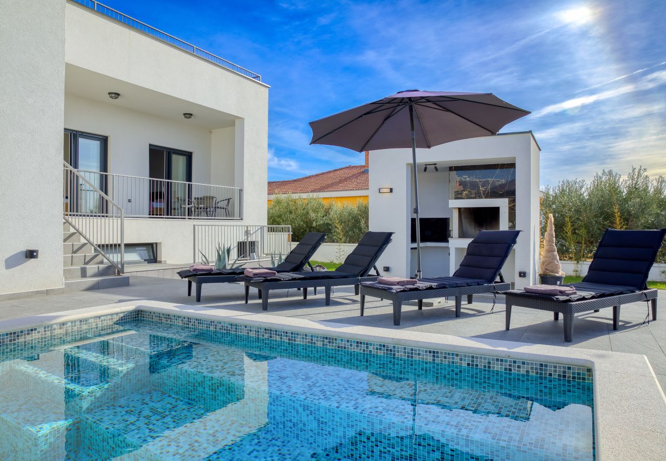 Villa in Maslenica - Villa Flokica mit beheiztem Pool