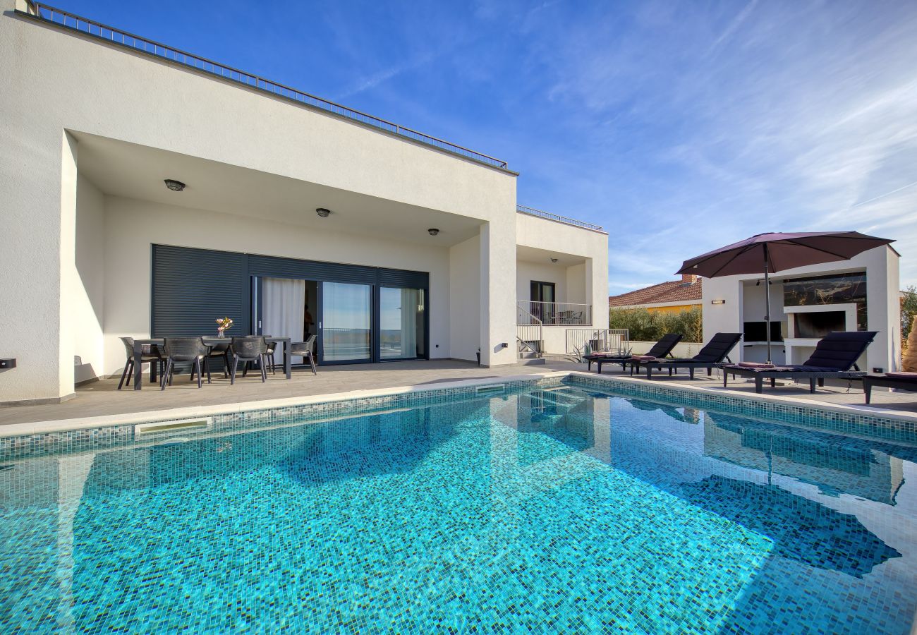 Villa in Maslenica - Villa Flokica mit beheiztem Pool