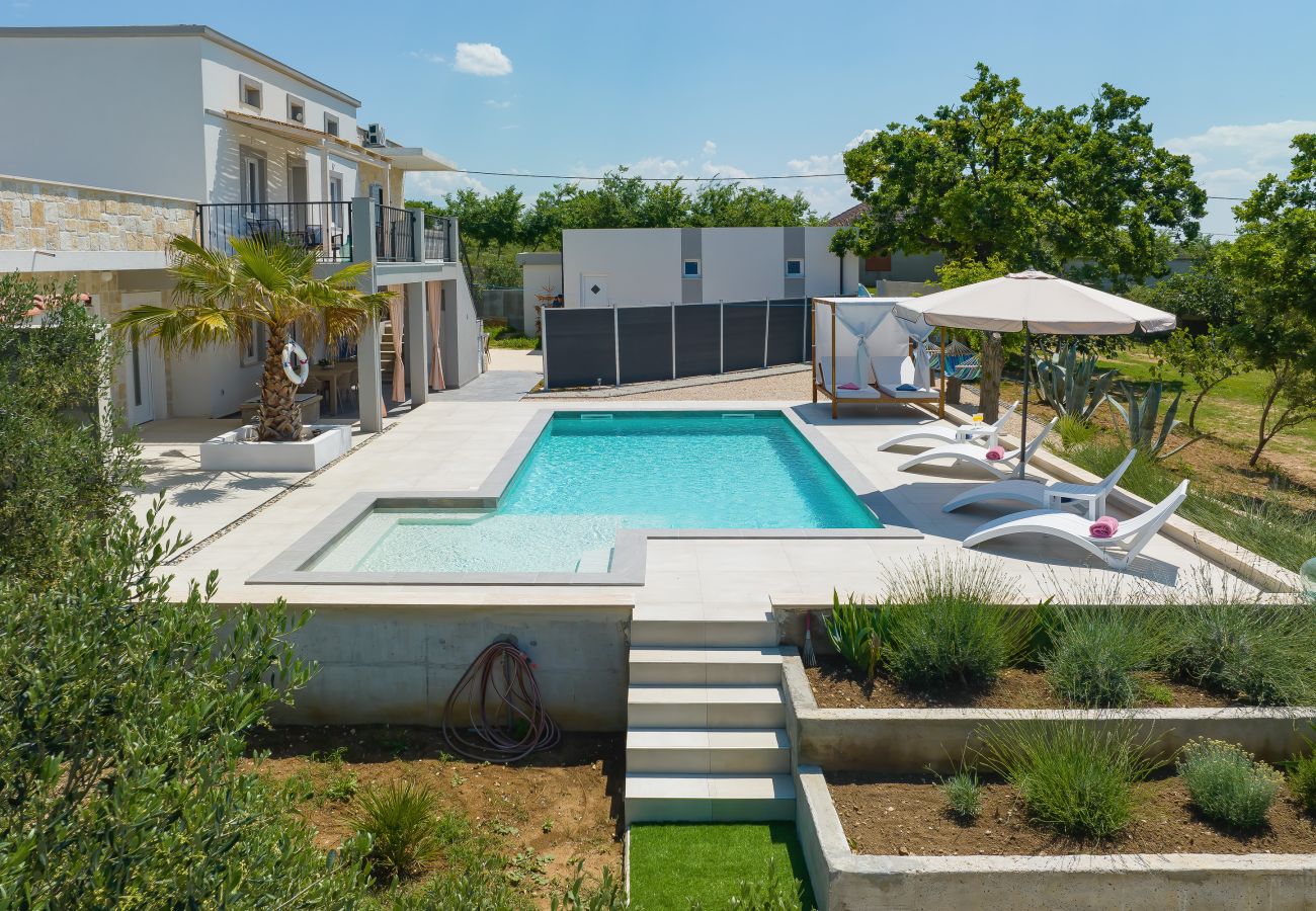 Villa in Vrsi - Villa Angelina mit beheiztem Pool
