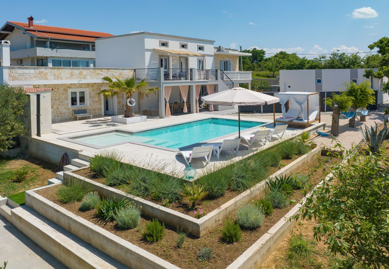Villa in Vrsi - Villa Angelina mit beheiztem Pool