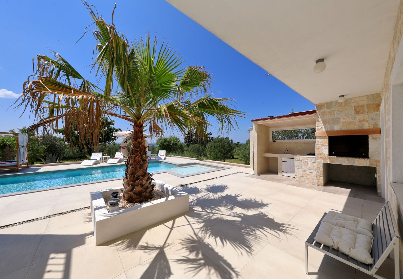 Villa in Vrsi - Villa Angelina mit beheiztem Pool