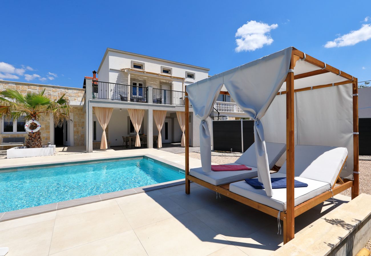 Villa in Vrsi - Villa Angelina mit beheiztem Pool