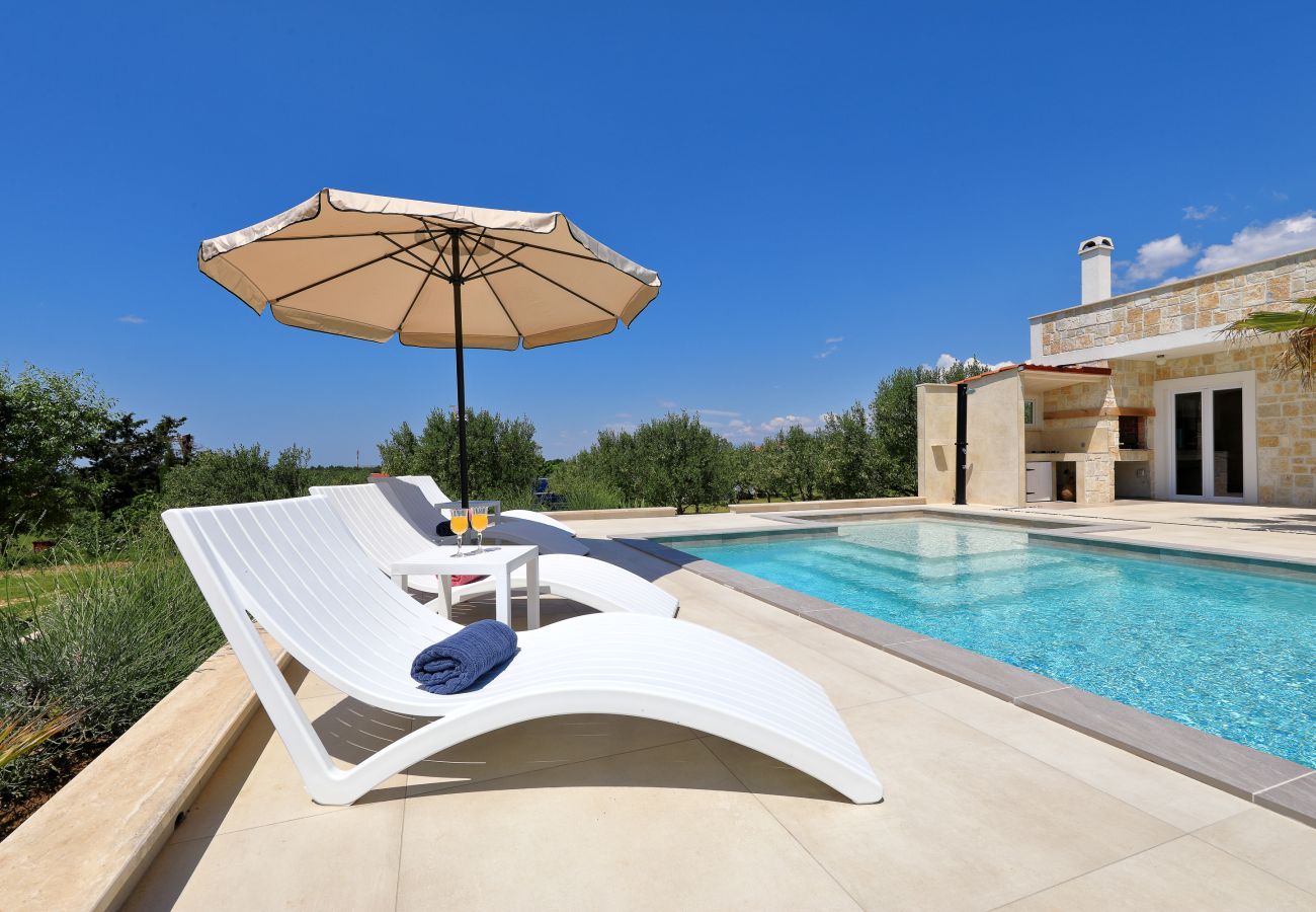 Villa in Vrsi - Villa Angelina mit beheiztem Pool