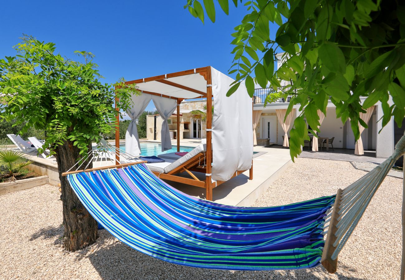 Villa in Vrsi - Villa Angelina mit beheiztem Pool