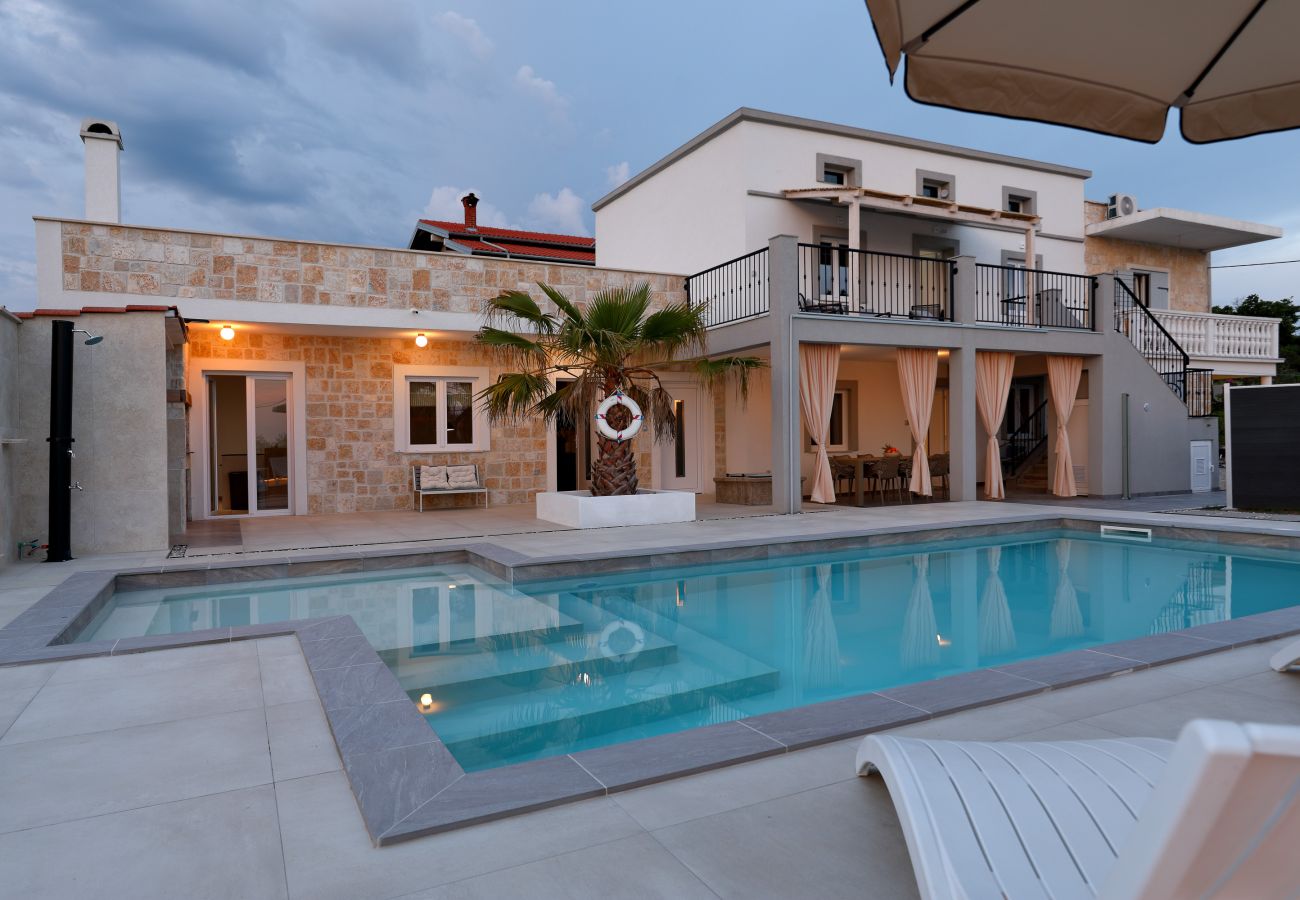 Villa in Vrsi - Villa Angelina mit beheiztem Pool
