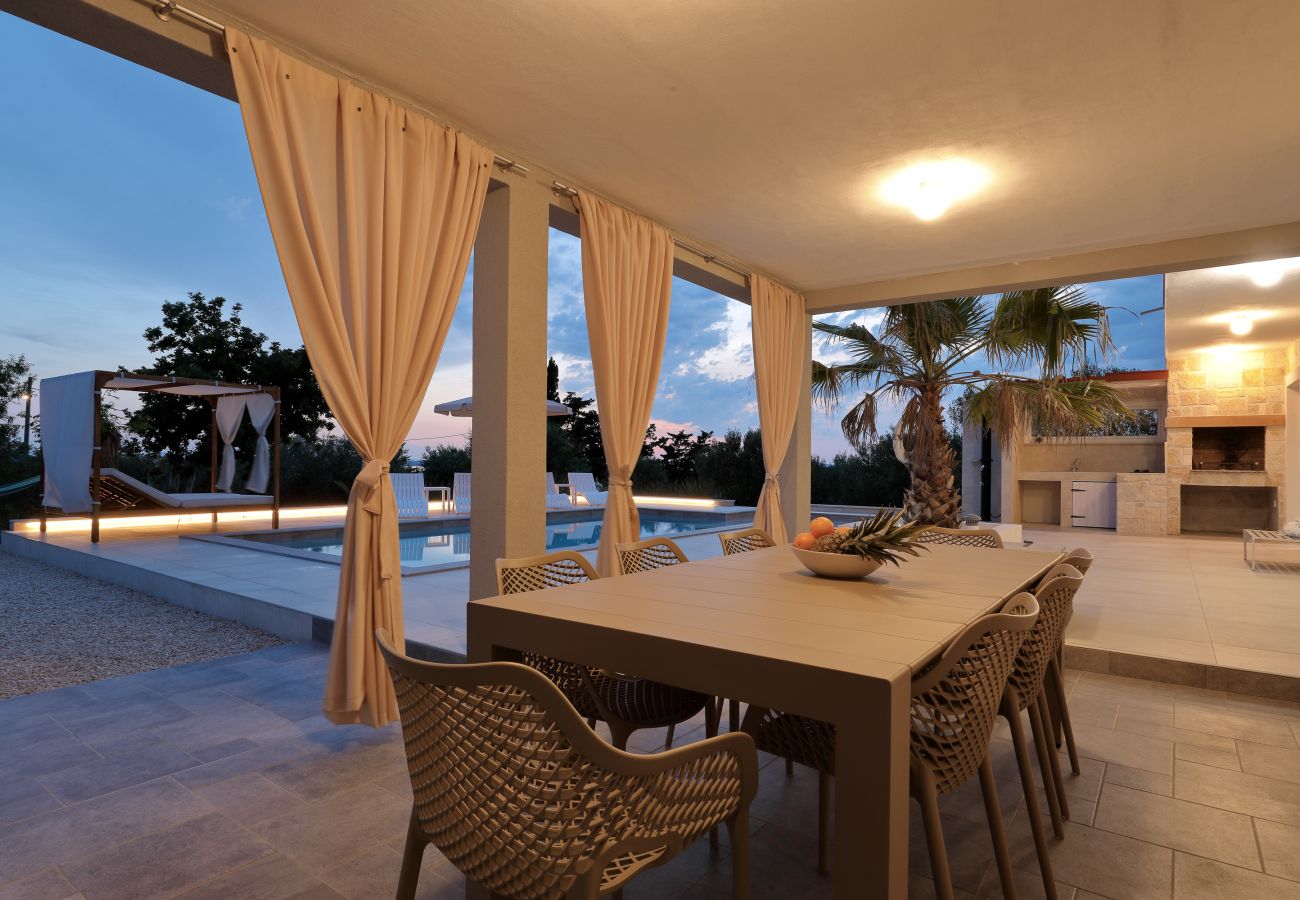 Villa in Vrsi - Villa Angelina mit beheiztem Pool