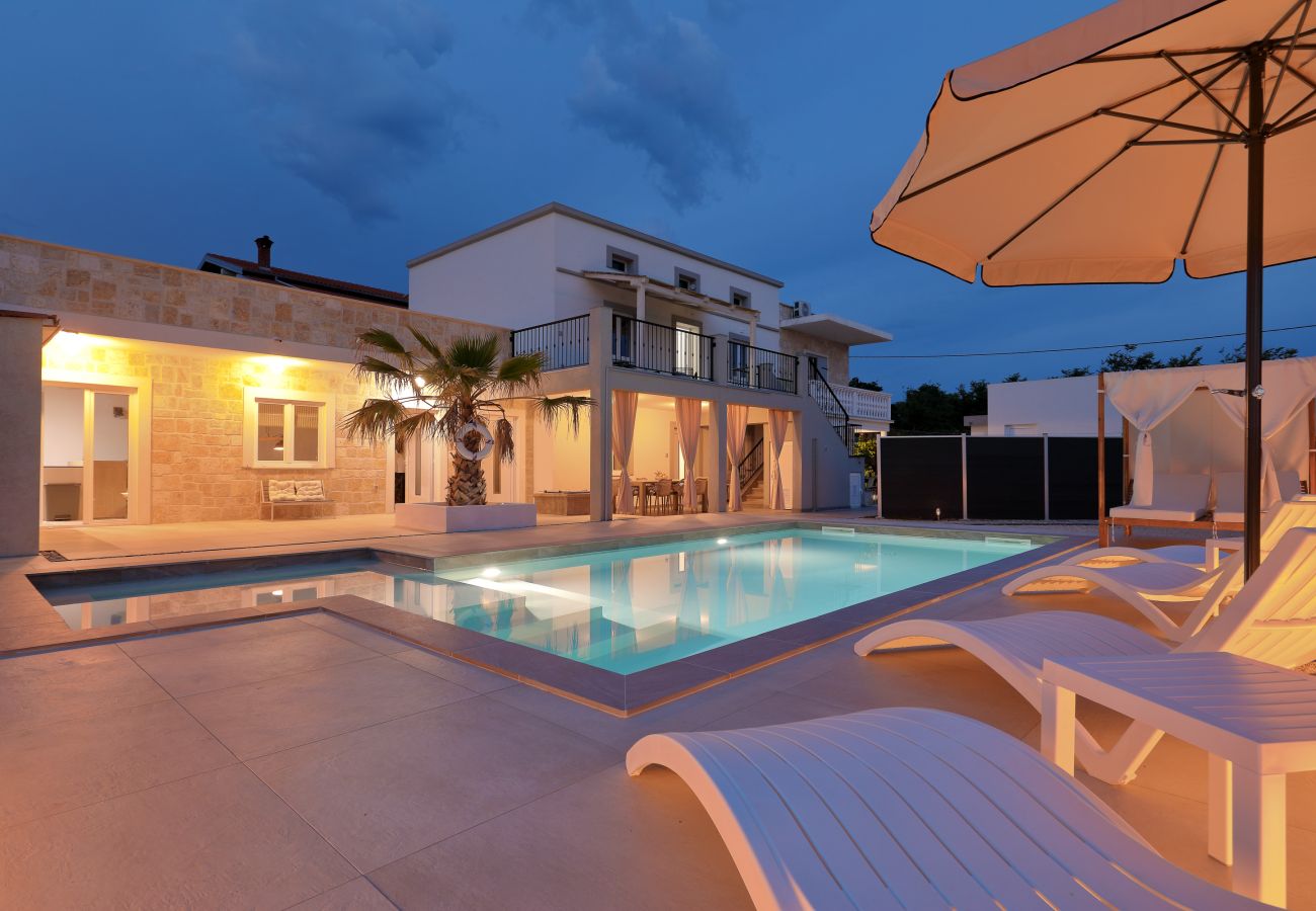 Villa in Vrsi - Villa Angelina mit beheiztem Pool