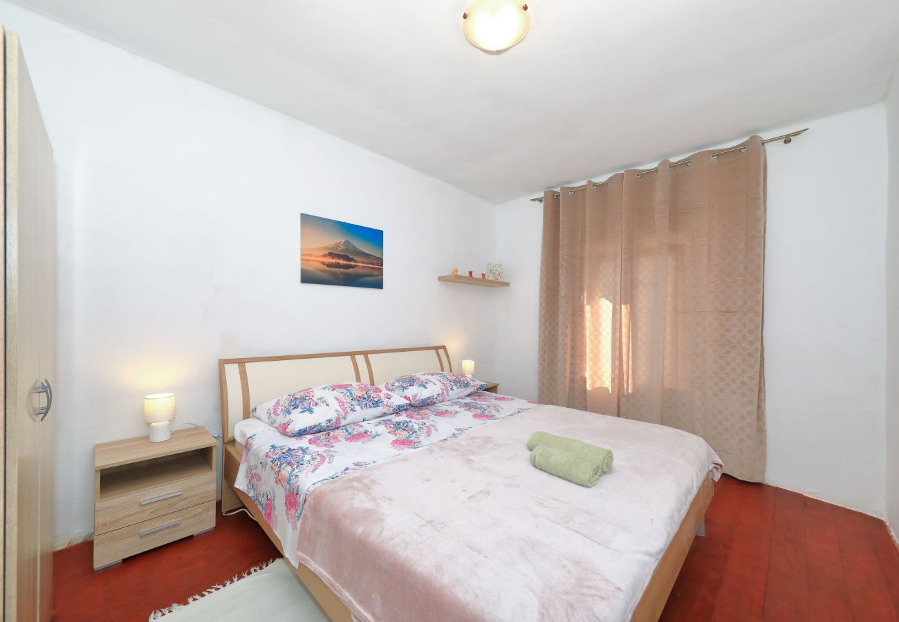 Ferienhaus in Ražanac - Ferienhaus Rudic mit großem Garten