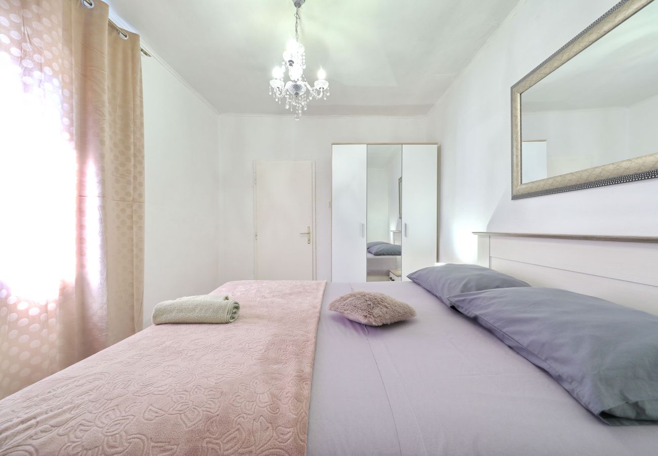 Ferienhaus in Ražanac - Ferienhaus Rudic mit großem Garten