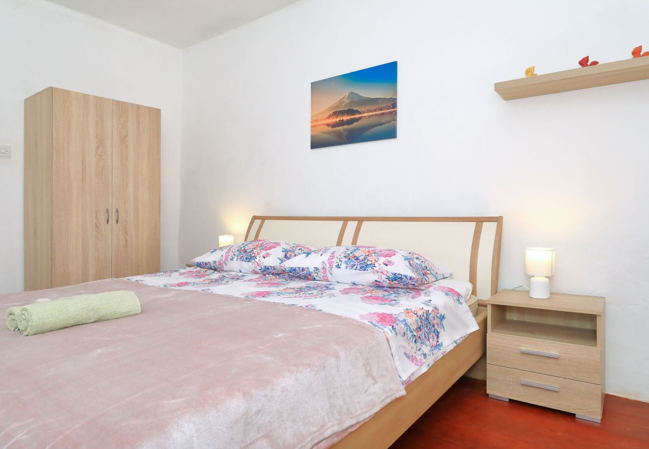 Ferienhaus in Ražanac - Ferienhaus Rudic mit großem Garten