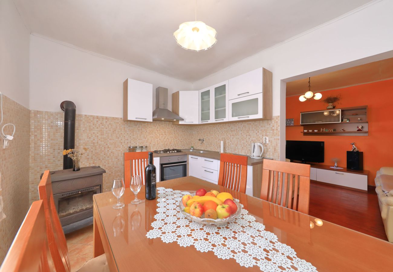 Ferienhaus in Ražanac - Ferienhaus Rudic mit großem Garten