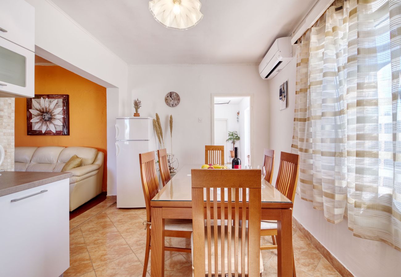 Ferienhaus in Ražanac - Ferienhaus Rudic mit großem Garten