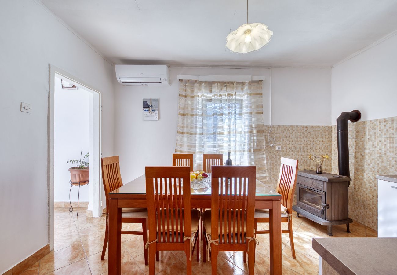 Ferienhaus in Ražanac - Ferienhaus Rudic mit großem Garten
