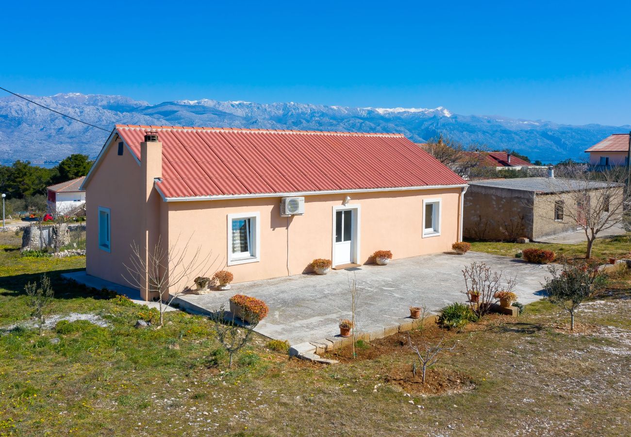 Ferienhaus in Ražanac - Ferienhaus Rudic mit großem Garten