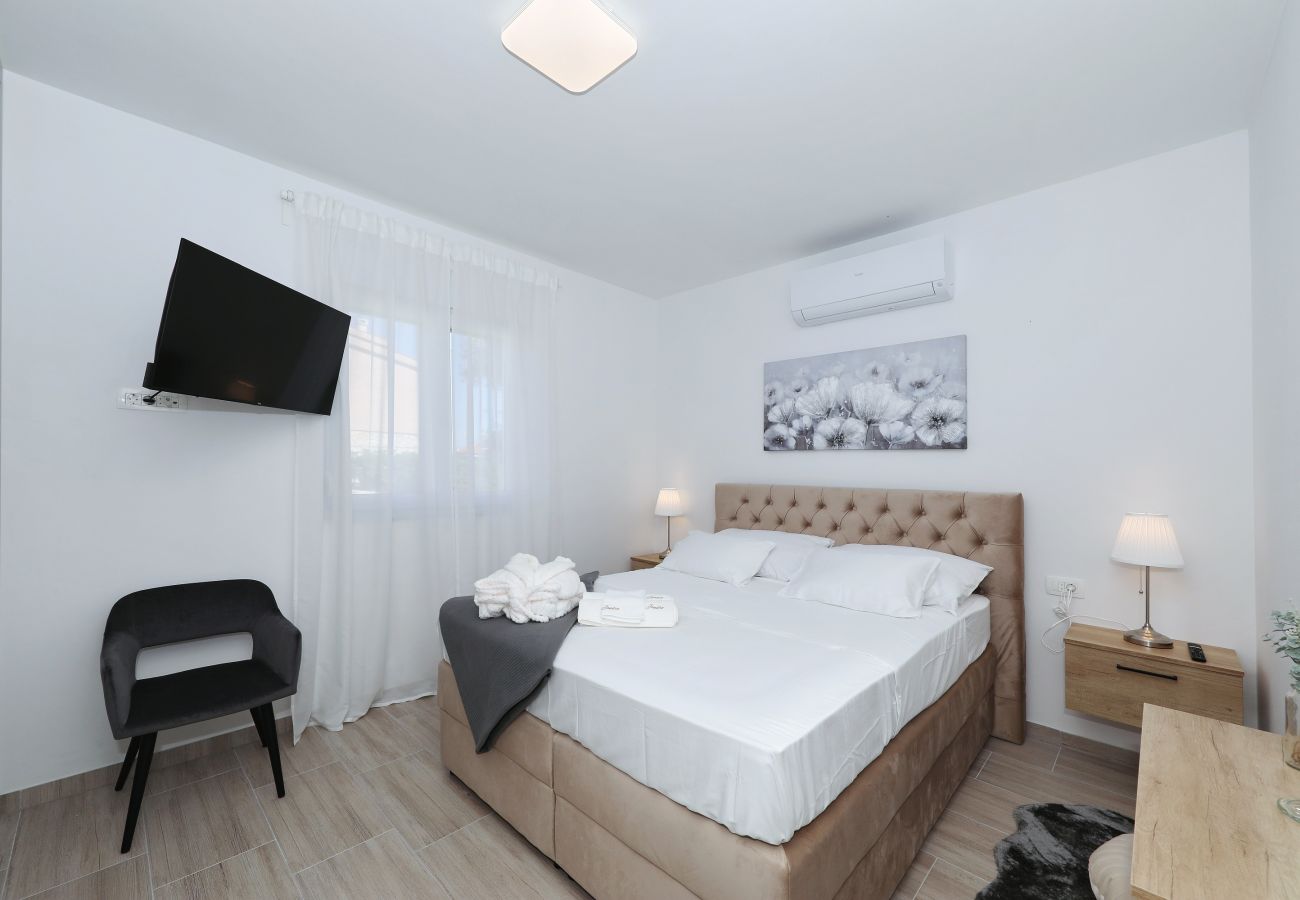 Ferienhaus in Vir -  Ferienhaus Jandro mit Pool
