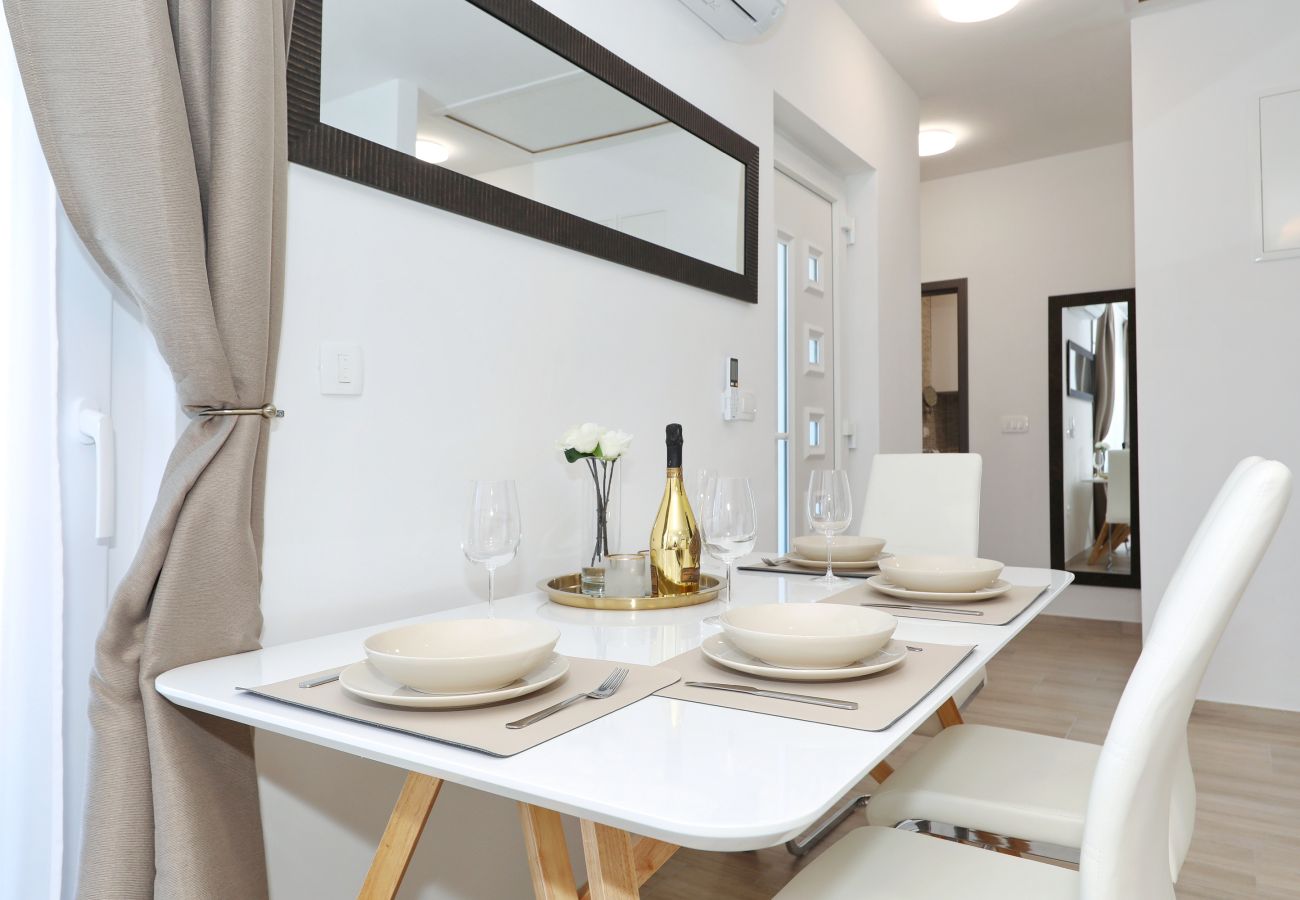Ferienhaus in Vir -  Ferienhaus Jandro mit Pool