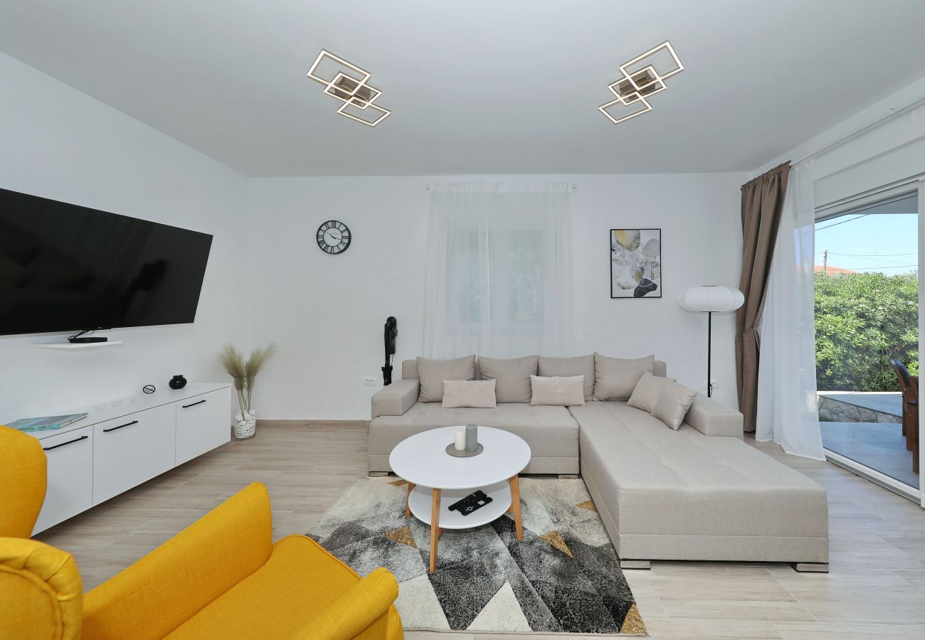 Ferienhaus in Vir -  Ferienhaus Jandro mit Pool
