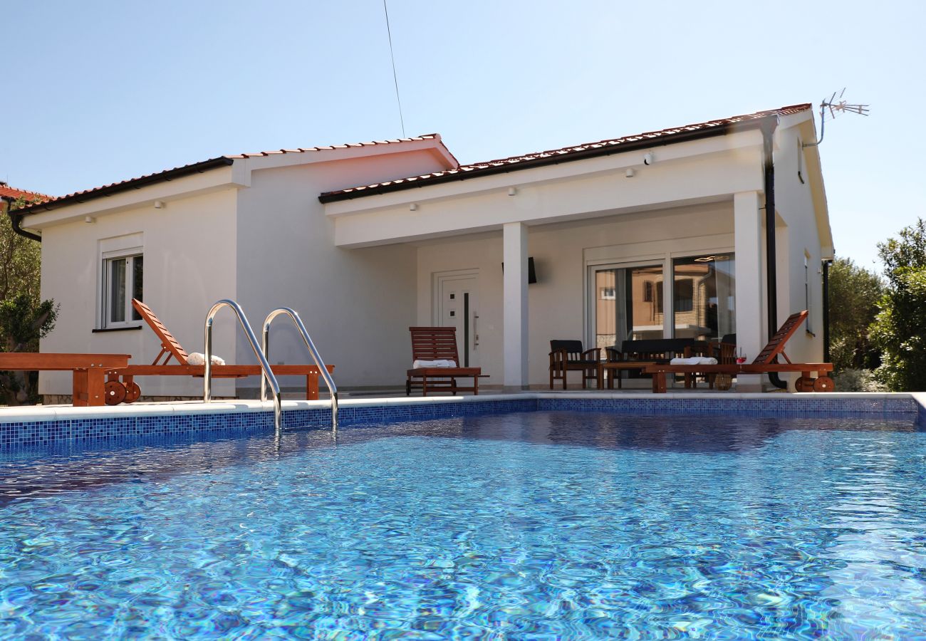 Ferienhaus in Vir -  Ferienhaus Jandro mit Pool
