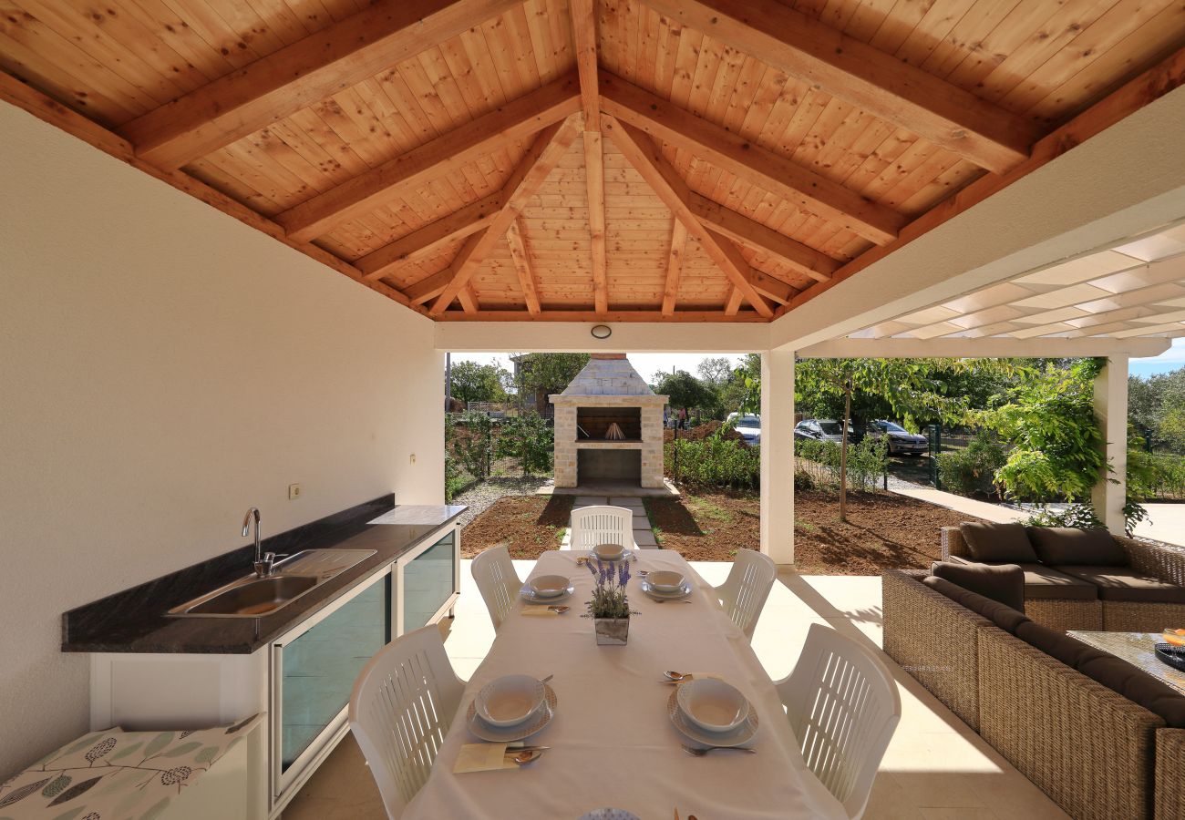 Ferienhaus in Debeljak - Ferienhaus Angelina mit Privatpool