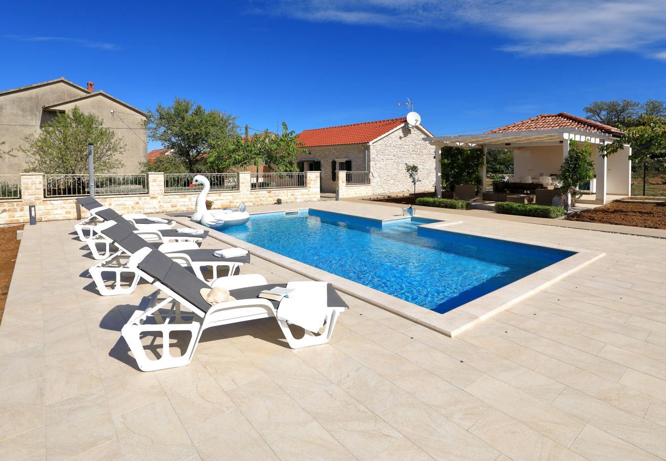 Ferienhaus in Debeljak - Ferienhaus Angelina mit Privatpool