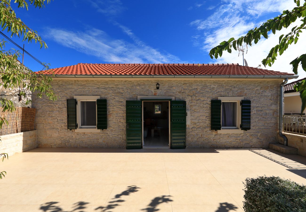 Ferienhaus in Debeljak - Ferienhaus Angelina mit Privatpool